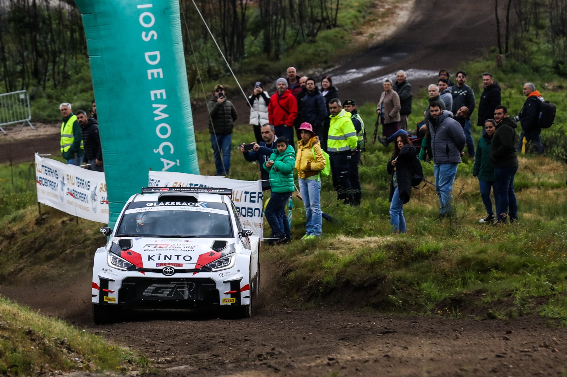 Kris Meeke / Stuart Loudon em Toyota GR Yaris Rally2